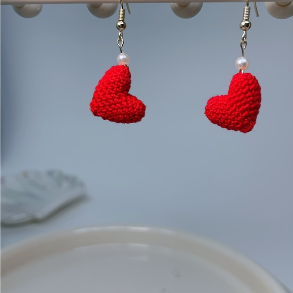Handmade Micro crocheted red heart dangle earrings with pearl - Picture 2 of 4
